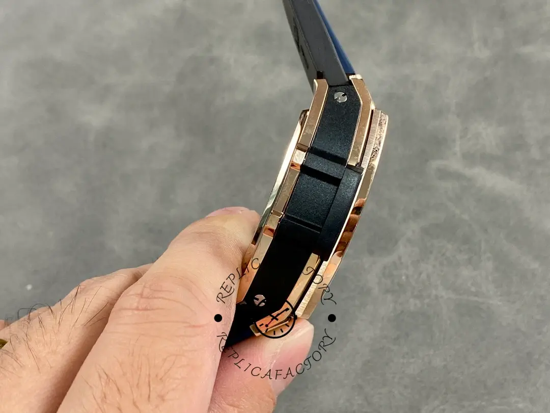 Side profile in hand of Hublot Spirit of Big Bang 642.OX.7180.RX showing case thickness and lugs.