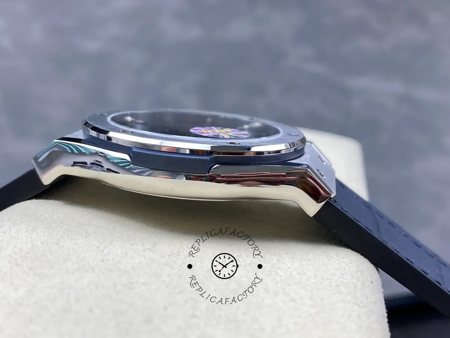 Case thickness angle of Hublot Classic Fusion 542.NX.7170.LR showing polished case edge and strap fit.