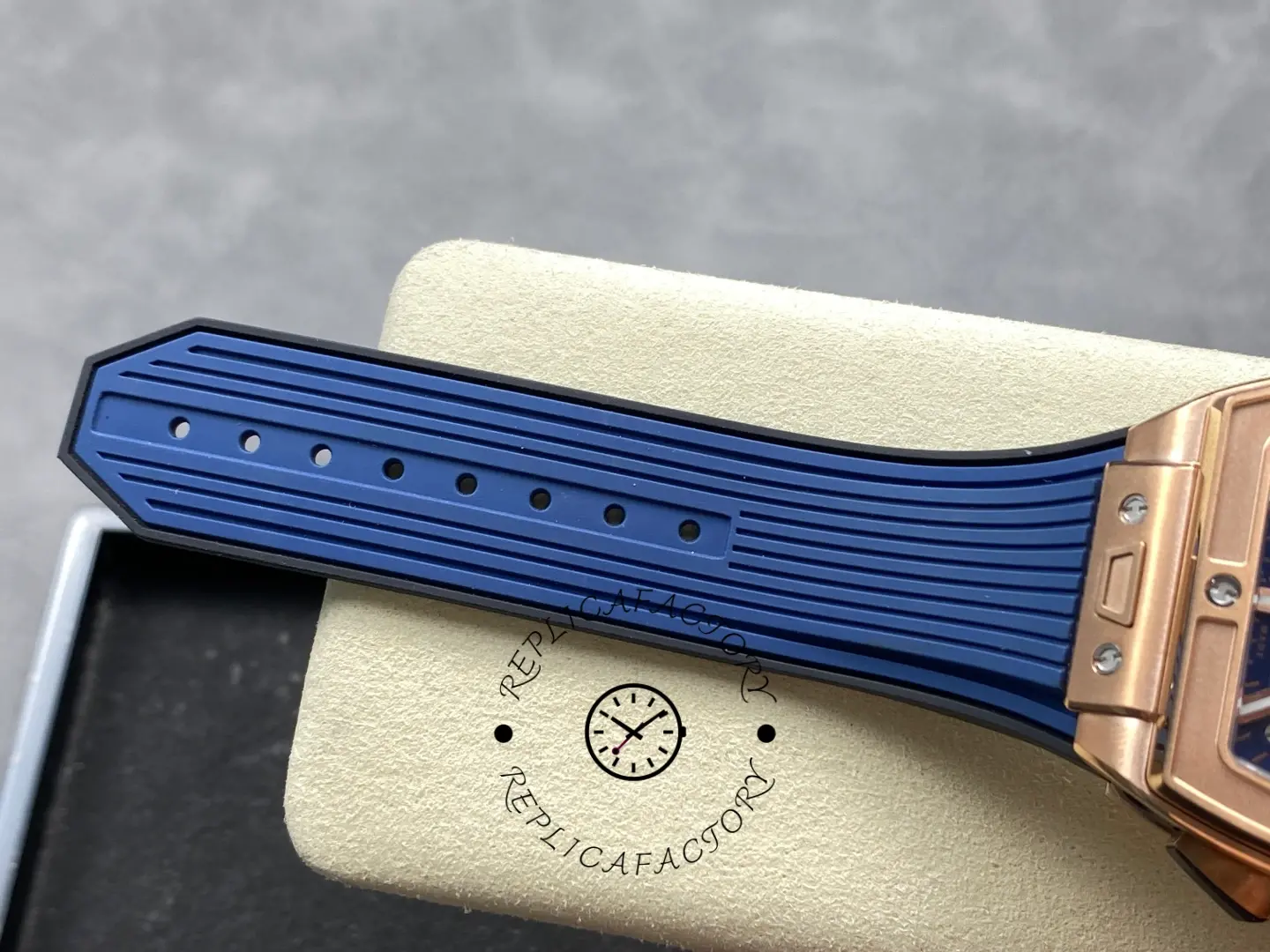 Strap detail of Hublot Spirit of Big Bang 642.OX.7180.RX showing blue strap laid flat on pad.