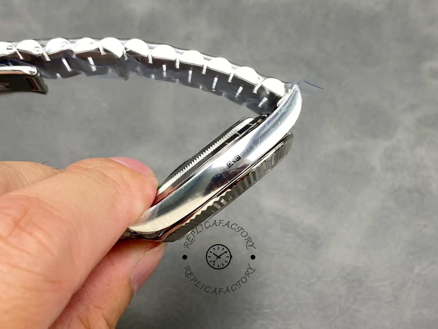 Rolex Day-Date 228239-0076 side profile showing slim case thickness and smooth polished lugs