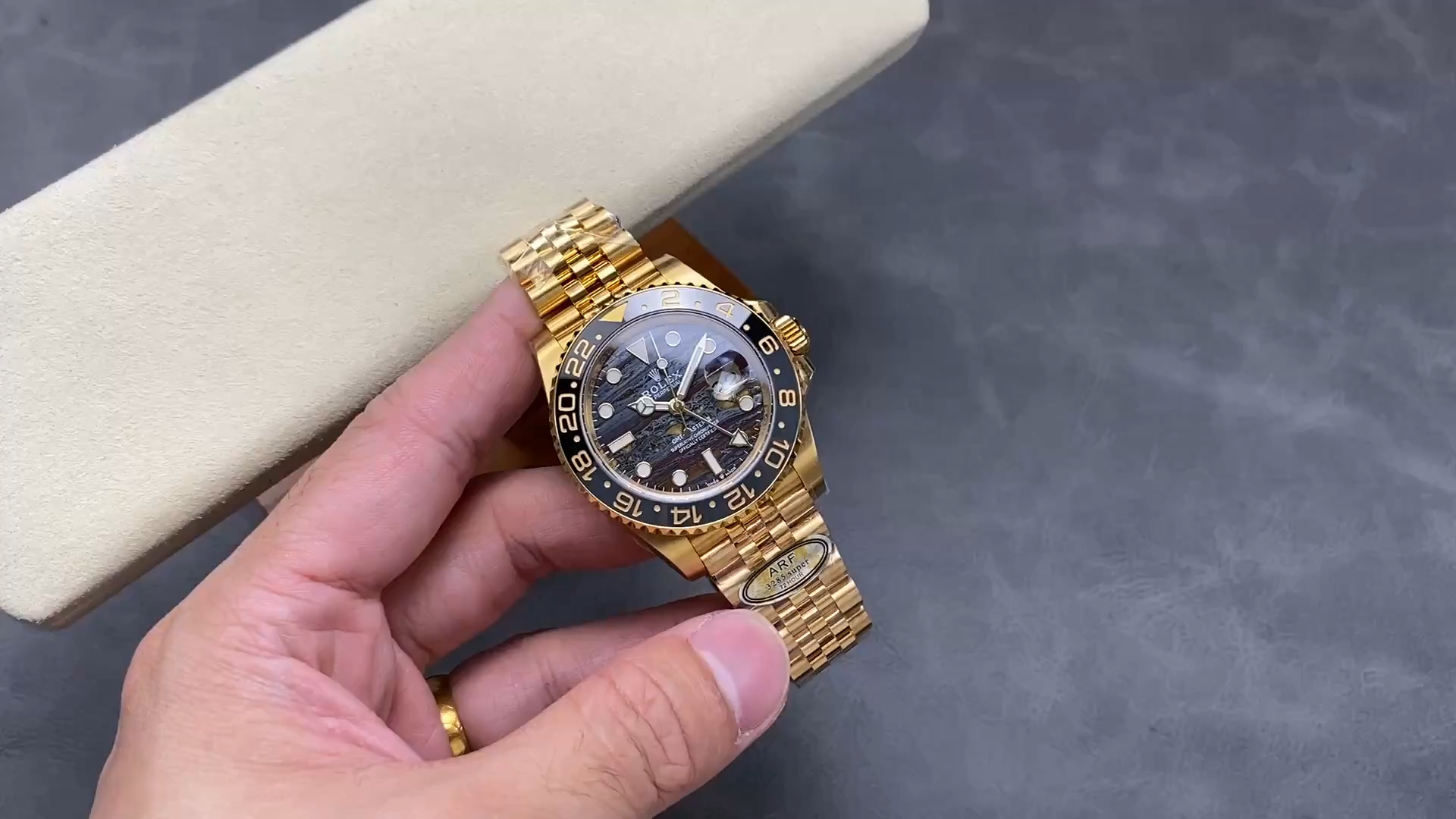 2025 Rolex GMT Master II 18 kt Yellow Gold m126718grnr 0002 40 mm Replica - Video