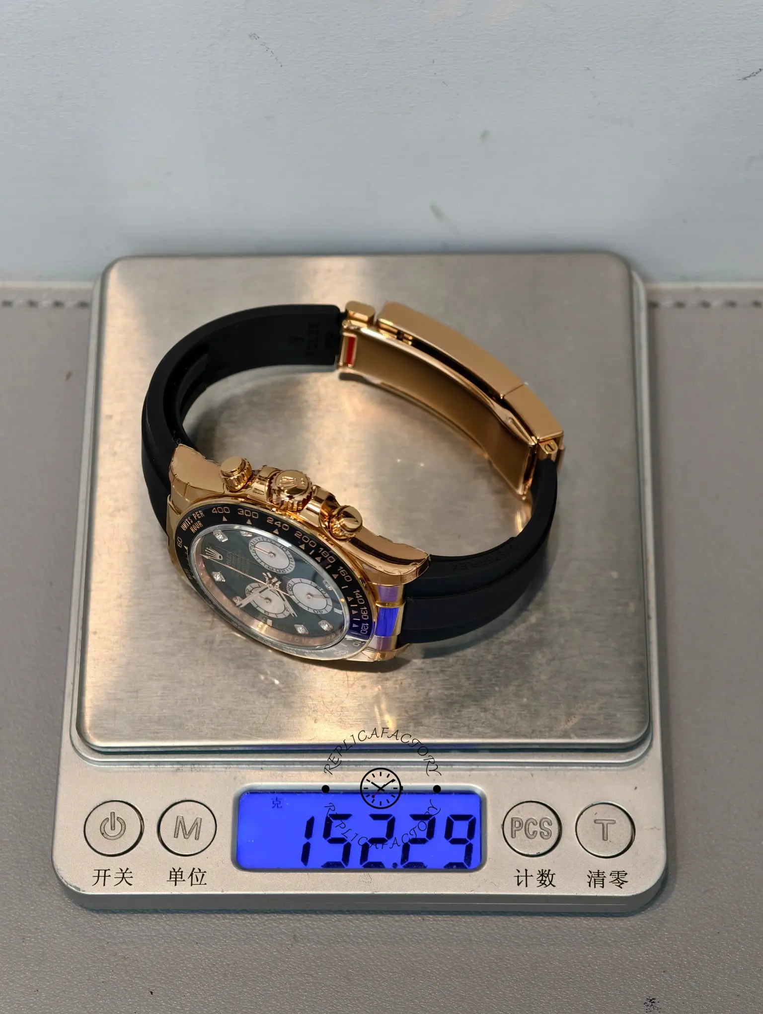 Weight scale view of the Rolex Daytona 126515LN-0004 with Everose case and Oysterflex strap.