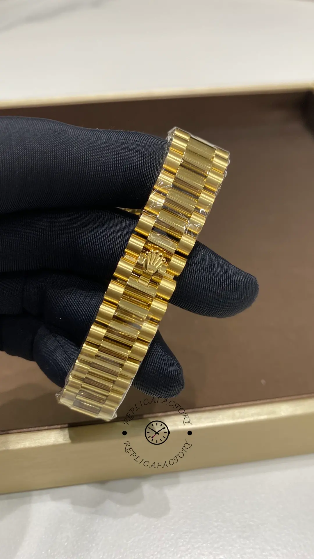 Bracelet clasp exterior of Rolex Datejust 31 278288RBR-0041 showing the crown detail on the gold bracelet.