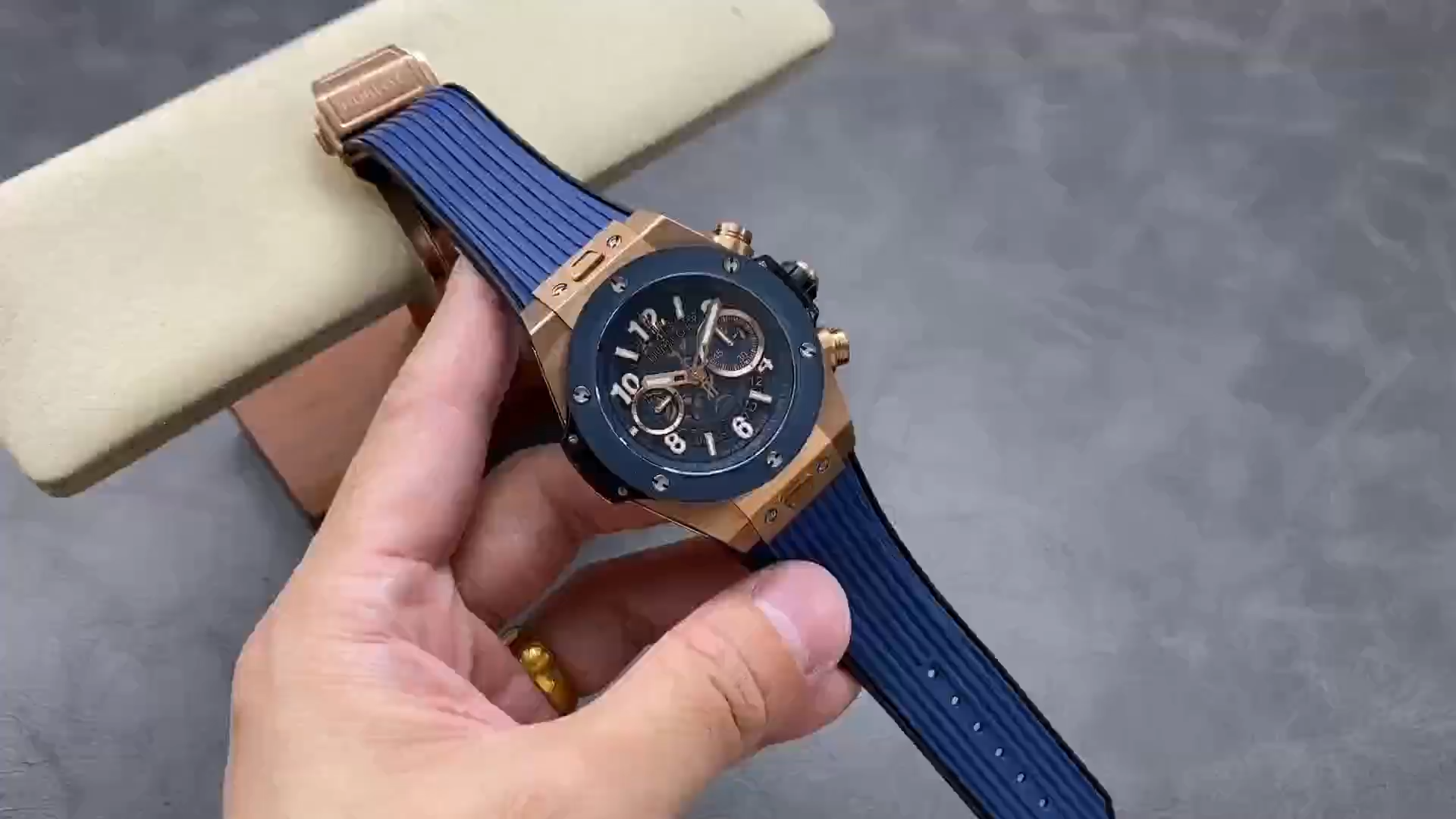 Replica Hublot Big Bang Unico King Gold Blue Ceramic 421.OL.5180.RX - Video
