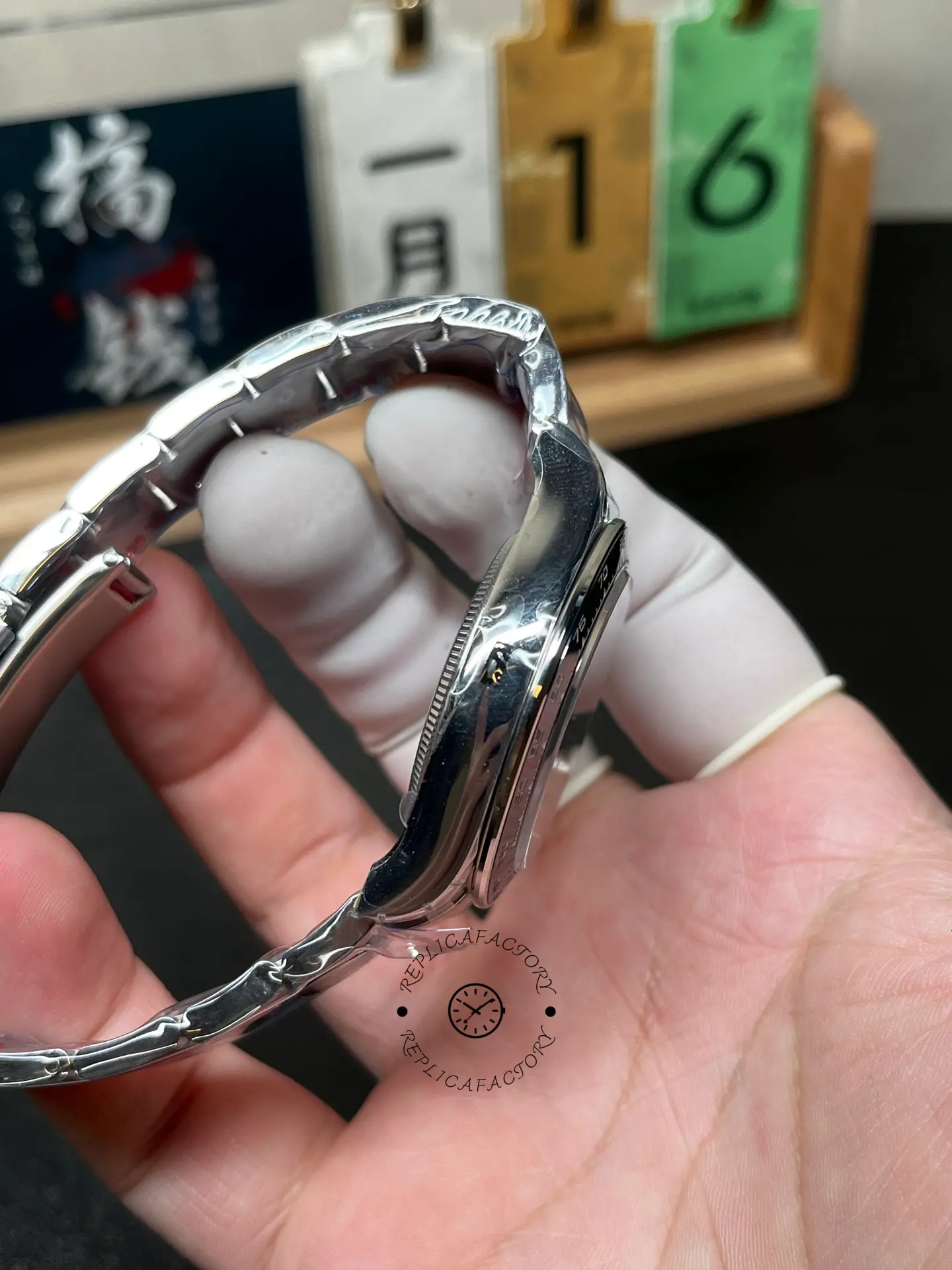 Opposite side profile of Rolex m126500ln-0002 showing polished case side and bezel height.