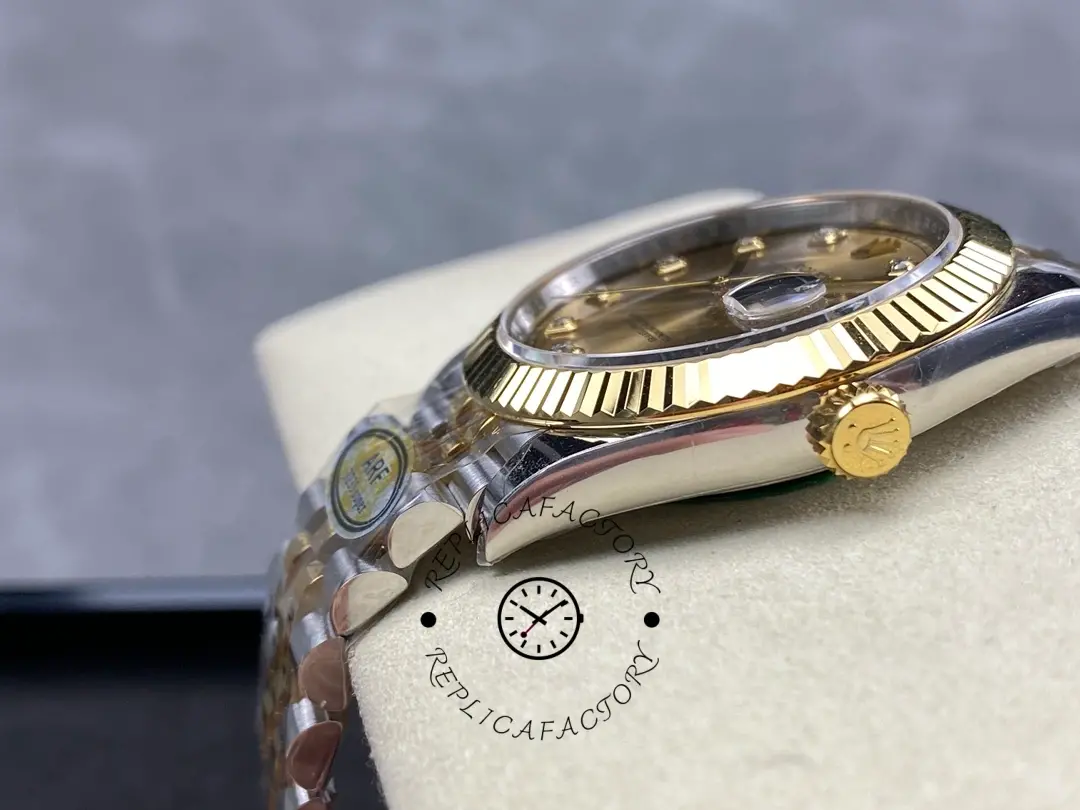 Side profile on cushion of Rolex Datejust M126333-0012 showing bezel teeth and case flank finishing.