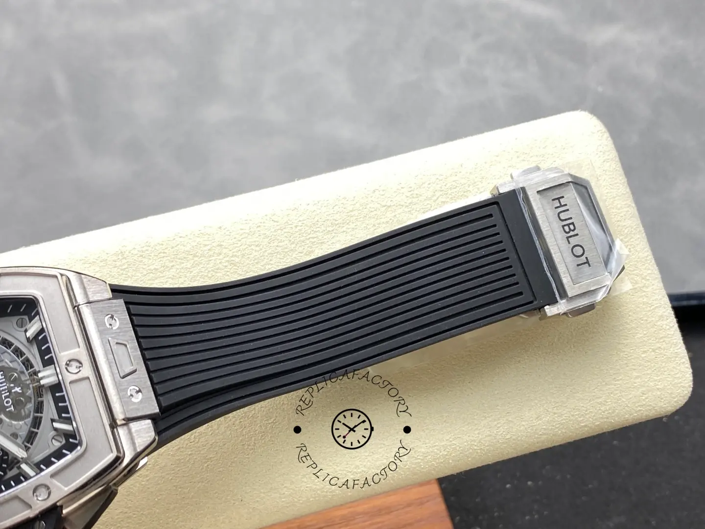 Buckle end close-up of Hublot Spirit of Big Bang 642.NX.0170.RX showing strap and clasp hardware.