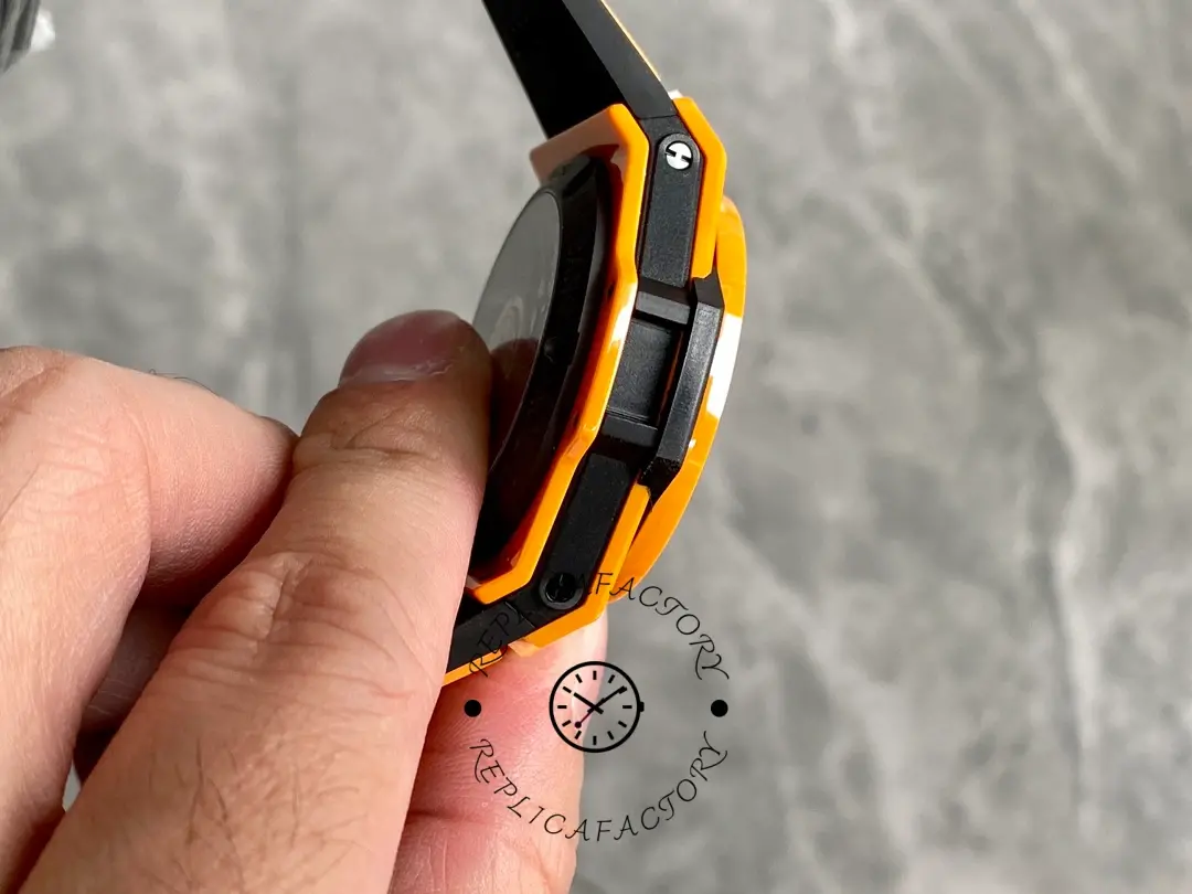 Side profile of Hublot Big Bang Unico 441.CU.5910.RX highlighting case thickness and bezel edge.