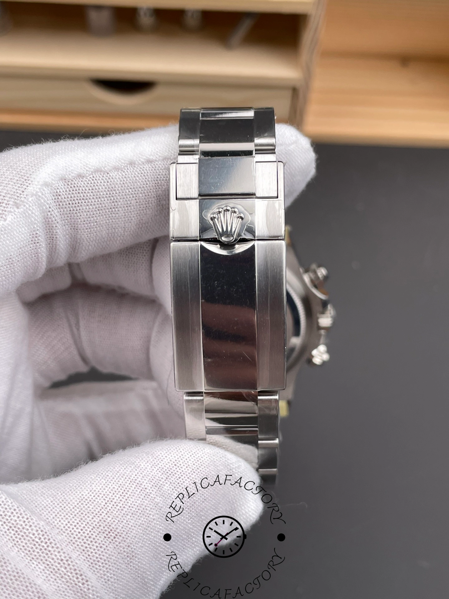 Rolex Cosmograph Daytona m126500LN-0002 Oyster bracelet clasp with engraved crown logo.