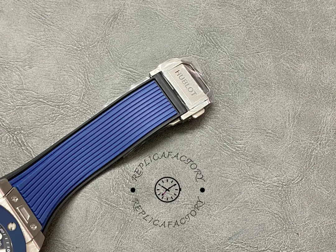 Buckle close-up of Hublot Big Bang 421.NL.5170.RX showing metal folding clasp.