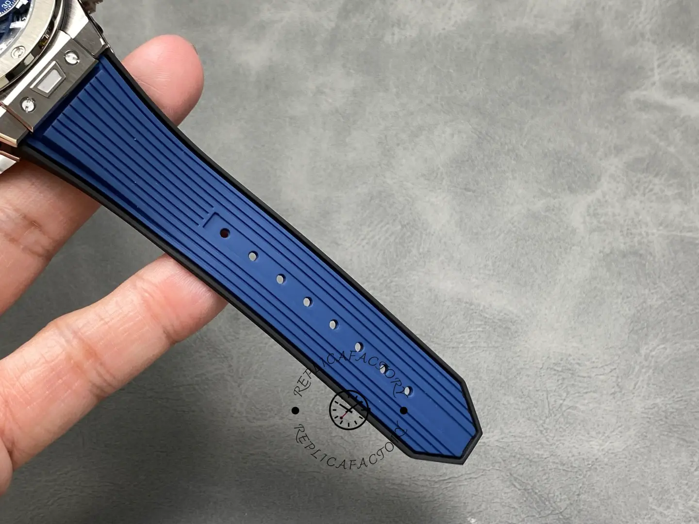 Strap close-up of Hublot Big Bang Unico 441.NX.5171.RX showing blue textured strap surface.