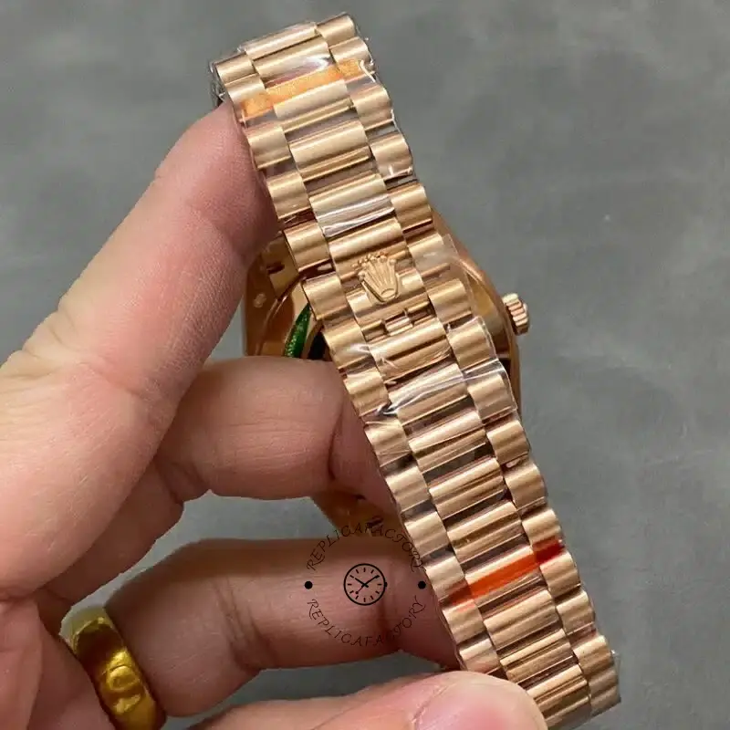 Bracelet detail of Rolex Day-Date 40 M228235-0055 showing the Everose gold President bracelet links.