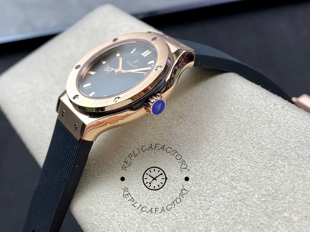Side case and bezel view of the Hublot Classic Fusion King Gold 542.OX.1181.RX, showing crown.