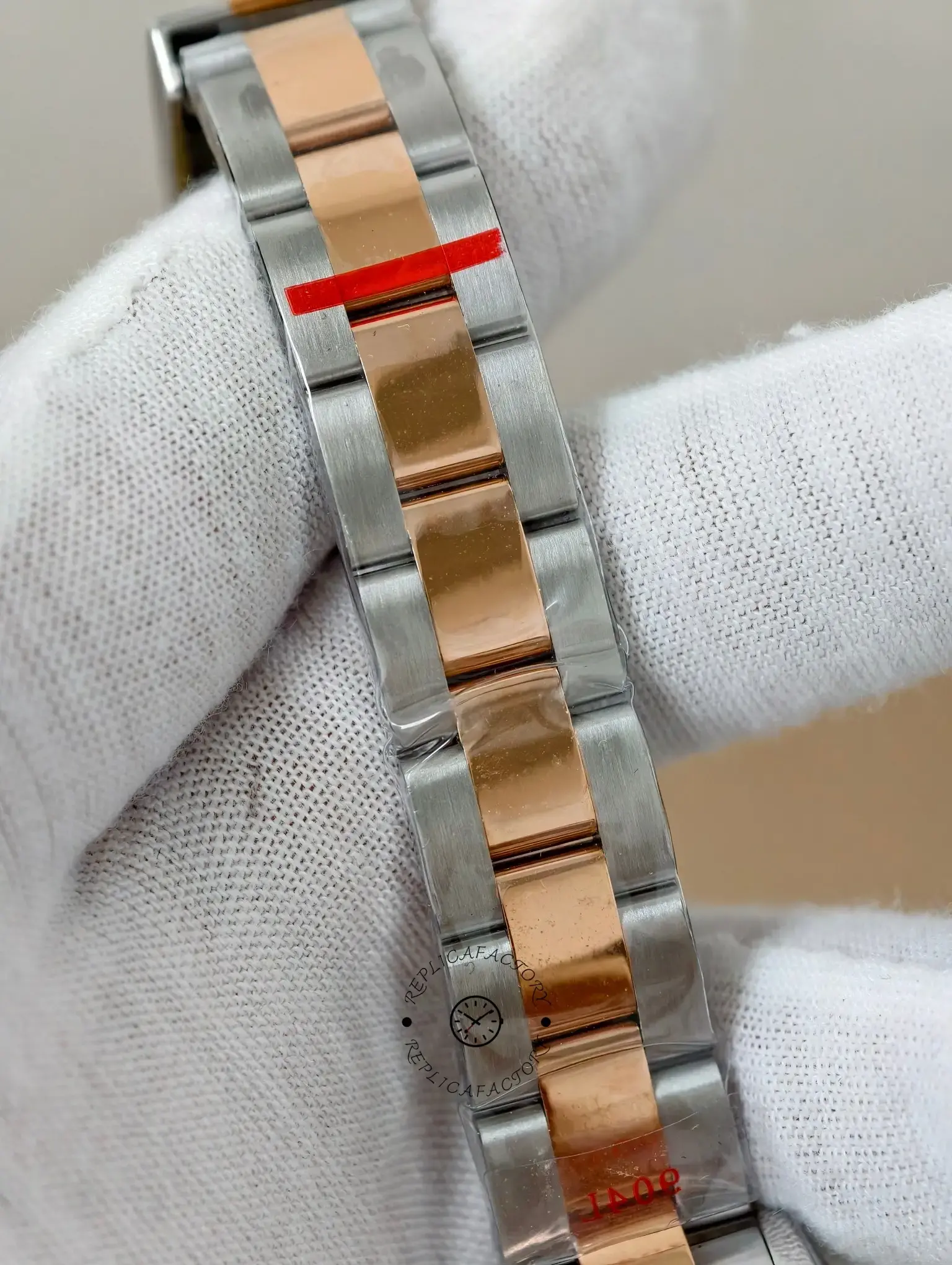 Bracelet close-up of Rolex Lady-Datejust 279381RBR-0028 showing two-tone Oyster links and polished center links.