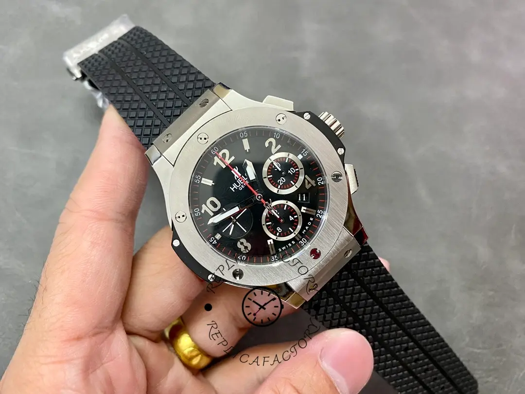 Another dial angle of Hublot Big Bang 301.SB.131.RX showing subdials and date position.