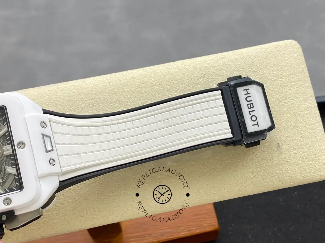 Clasp close-up of Hublot Spirit of Big Bang 821.HX.0170.RX, buckle hardware and strap end.