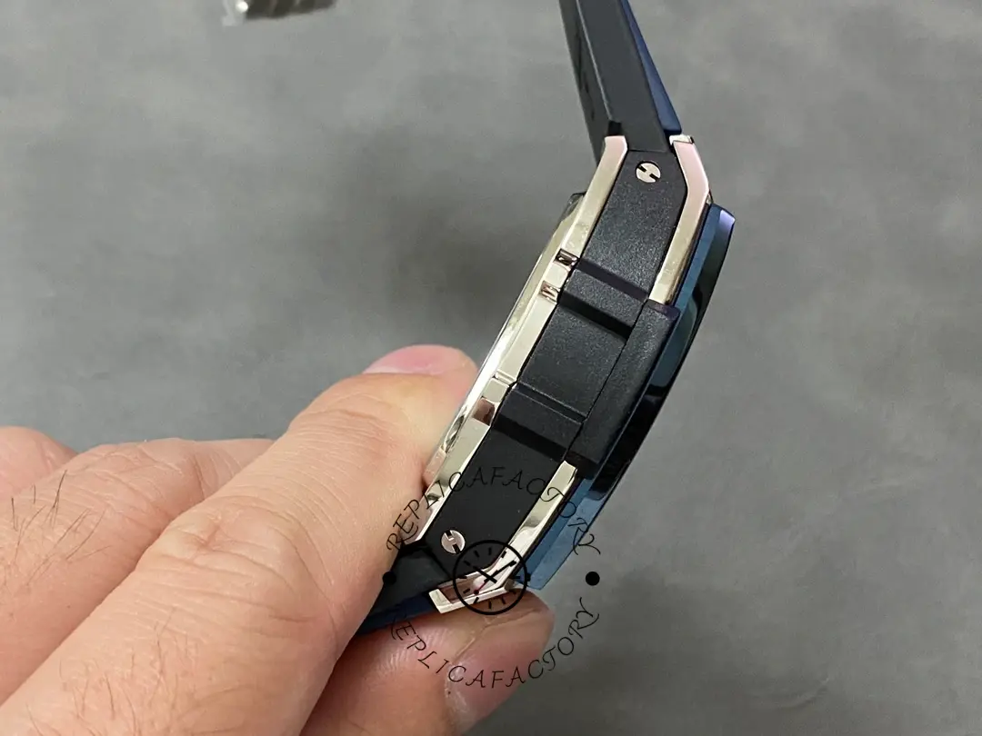 Side profile of Hublot 642.NL.7170.RX showing case thickness profile and strap integration.