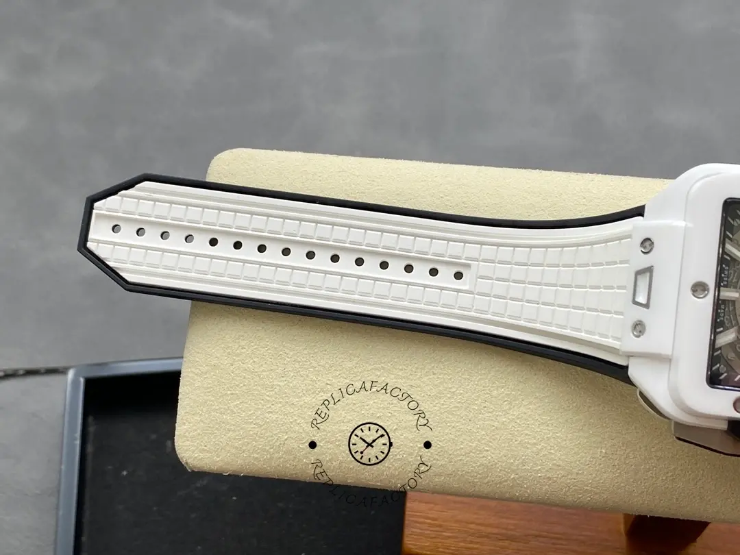 Strap texture detail of Hublot Spirit of Big Bang 821.HX.0170.RX, white rubber with stitching.