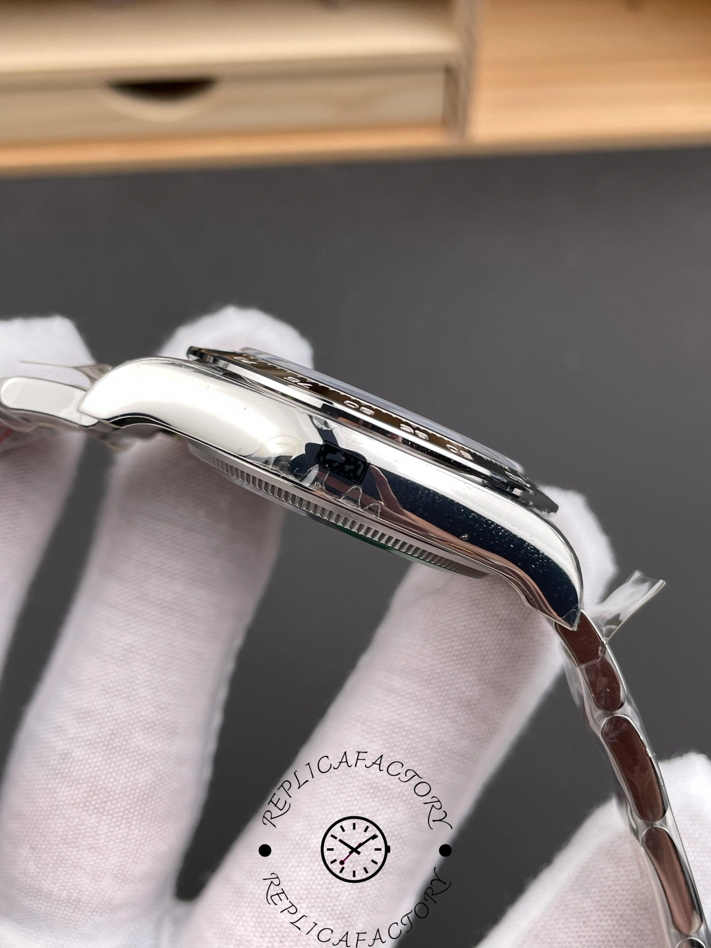 Case side view of Rolex Cosmograph Daytona m126500LN-0002 showing polished Oystersteel case.