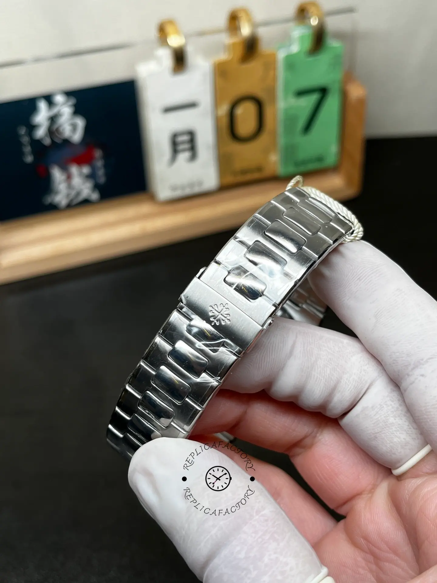 Bracelet clasp and links of Patek Philippe Nautilus 5711/1A showing polished center links.