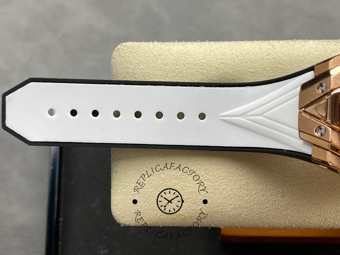 Strap holes detail of Hublot 418.OX.2001.RX.MXM20 white rubber strap with black edge profile.