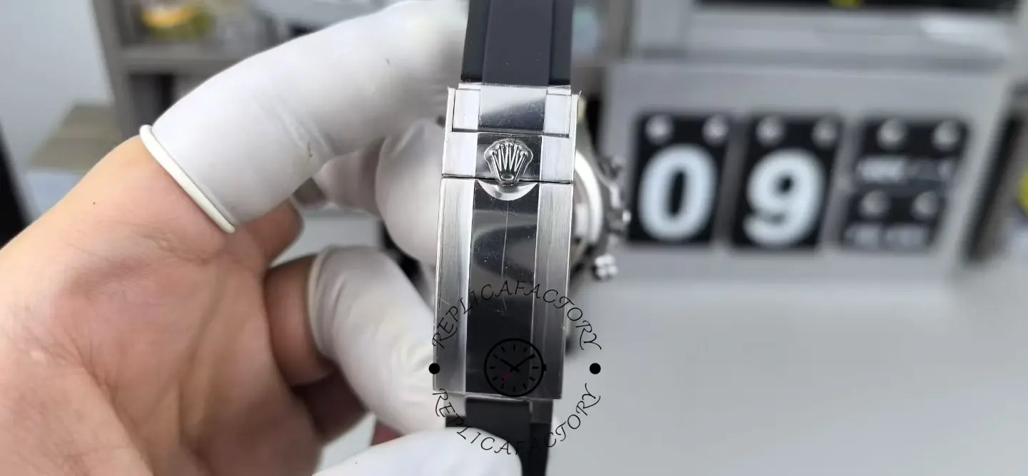 Front clasp view of Rolex Daytona 126519LN-0004 showing Oysterlock-style clasp with crown emblem.