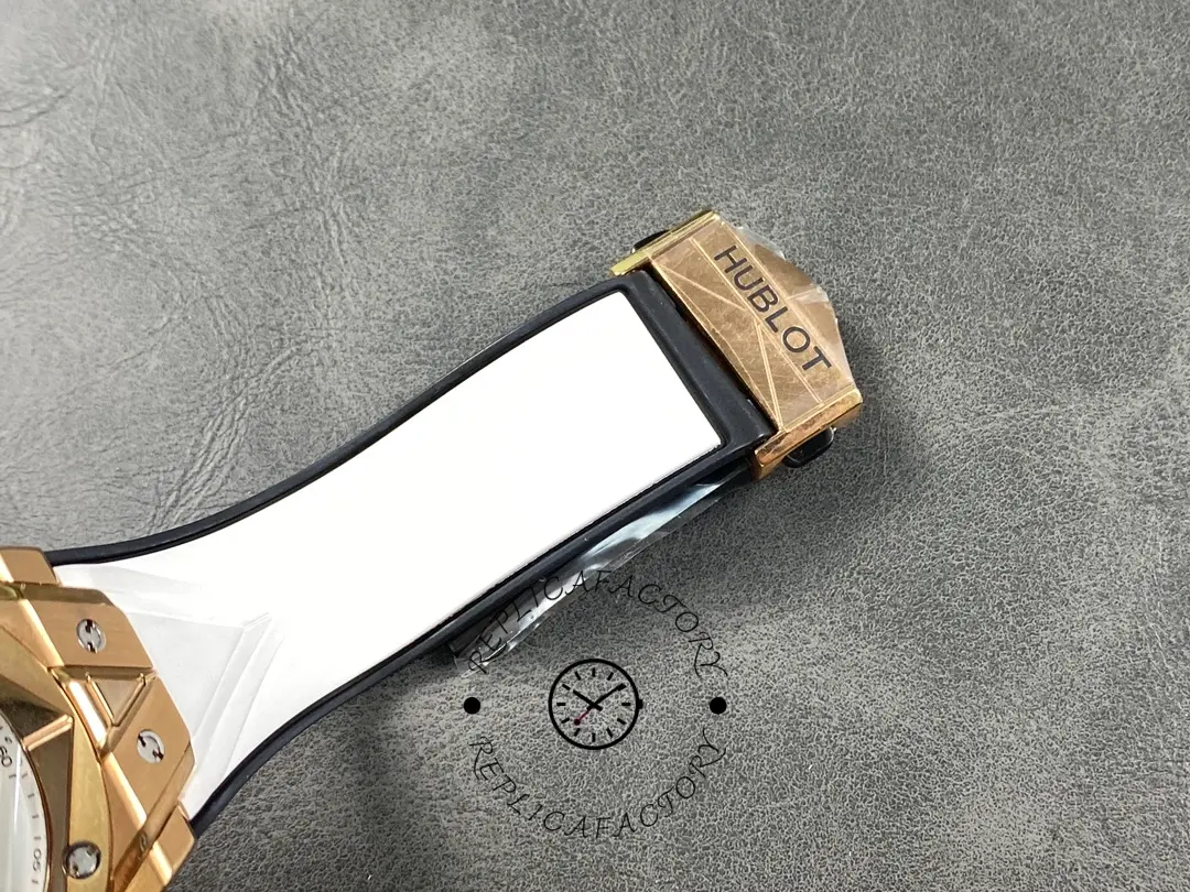 Clasp-and-strap end of Hublot 418.OX.2001.RX.MXM20 showing rose-gold tone clasp and white strap.