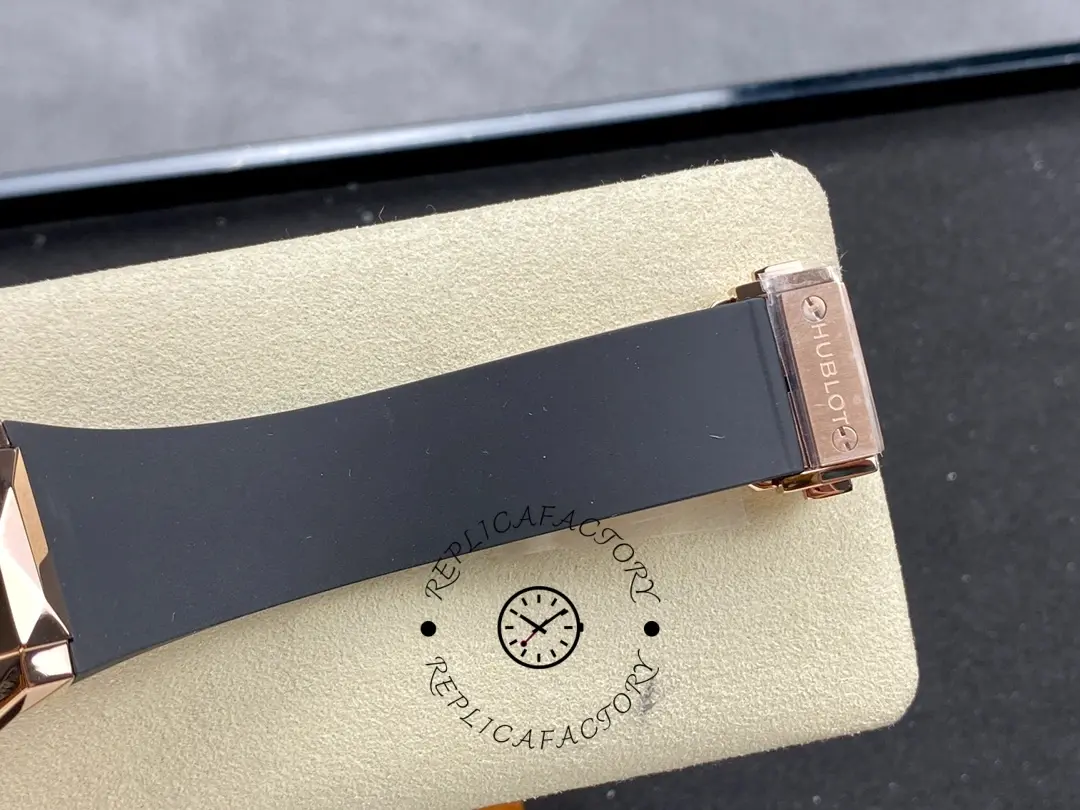 Hublot Classic Fusion 550.OS.1800.RX.ORL19 strap end view, rubber strap tail and keeper.