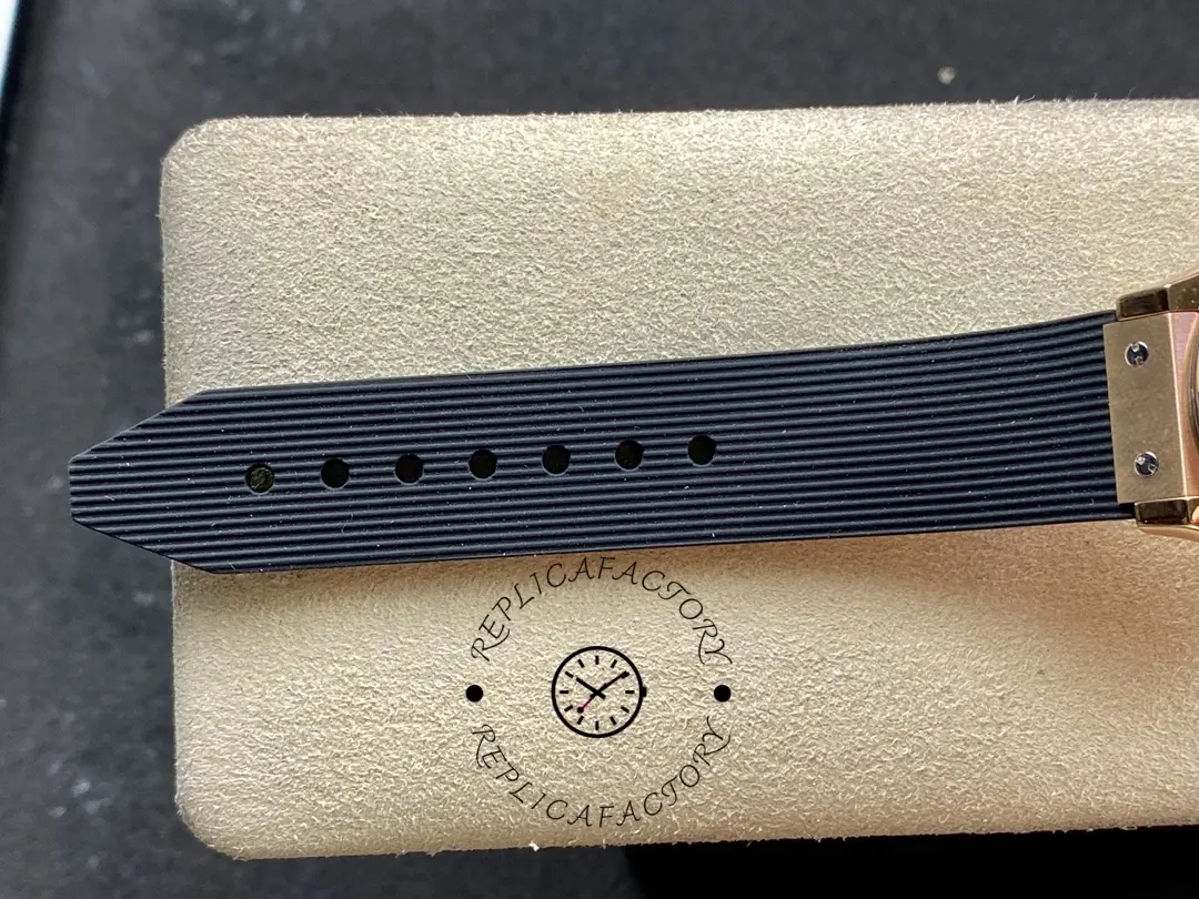 Rubber strap texture close-up of the Hublot Classic Fusion King Gold 542.OX.1181.RX, showing pattern and finish.
