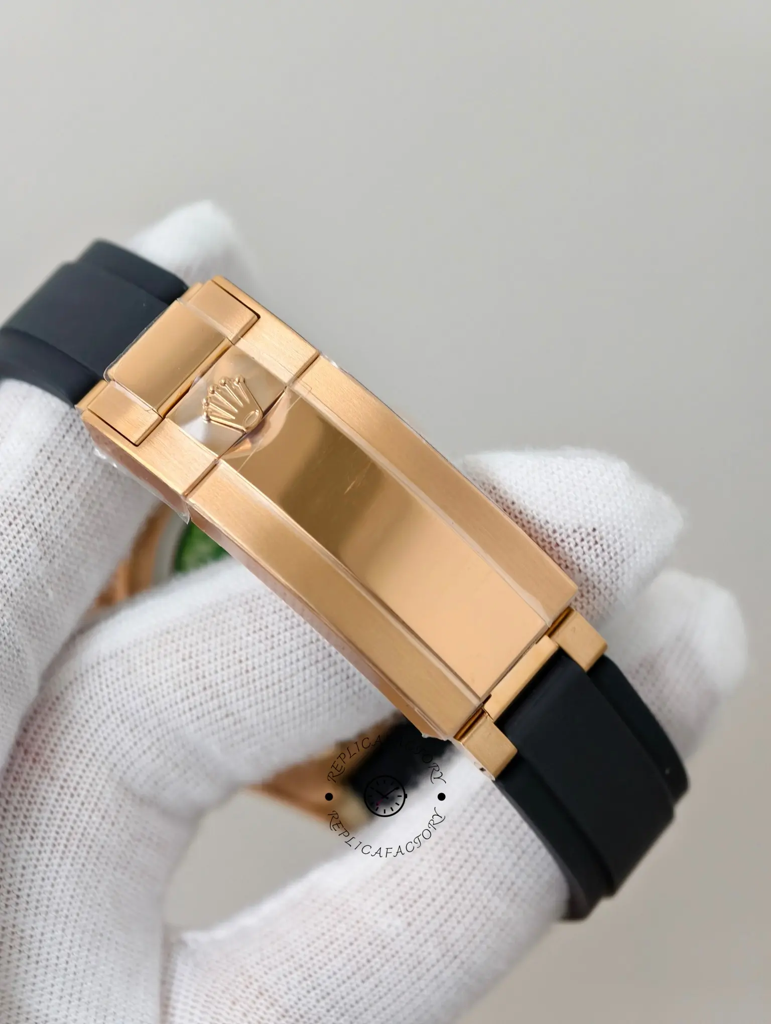 Clasp exterior detail of the Rolex Daytona 126515LN-0004 showing the Everose clasp with Rolex crown.