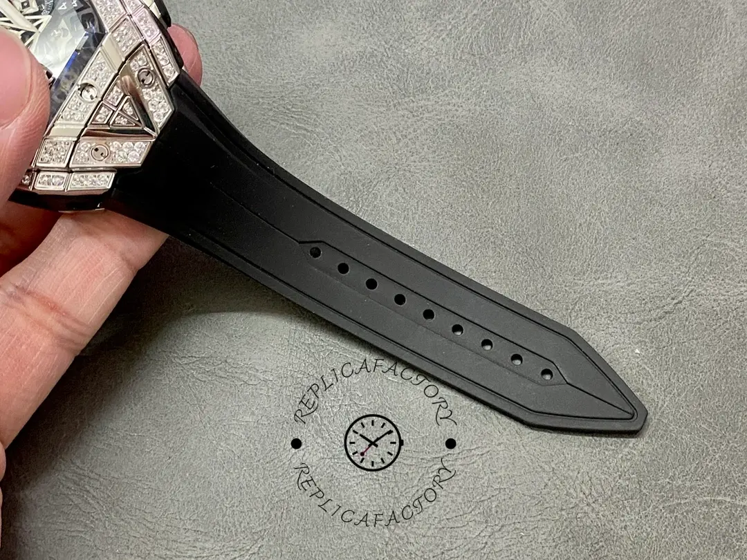 Rubber strap holes detail of Hublot 648.NX.0107.RX.1604.MXM23 showing sizing holes and strap tip shape.