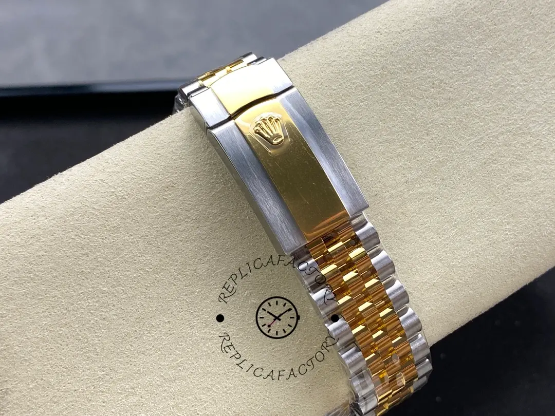 Bracelet and clasp view of Rolex Datejust M126333-0012 highlighting two-tone links and clasp fit.