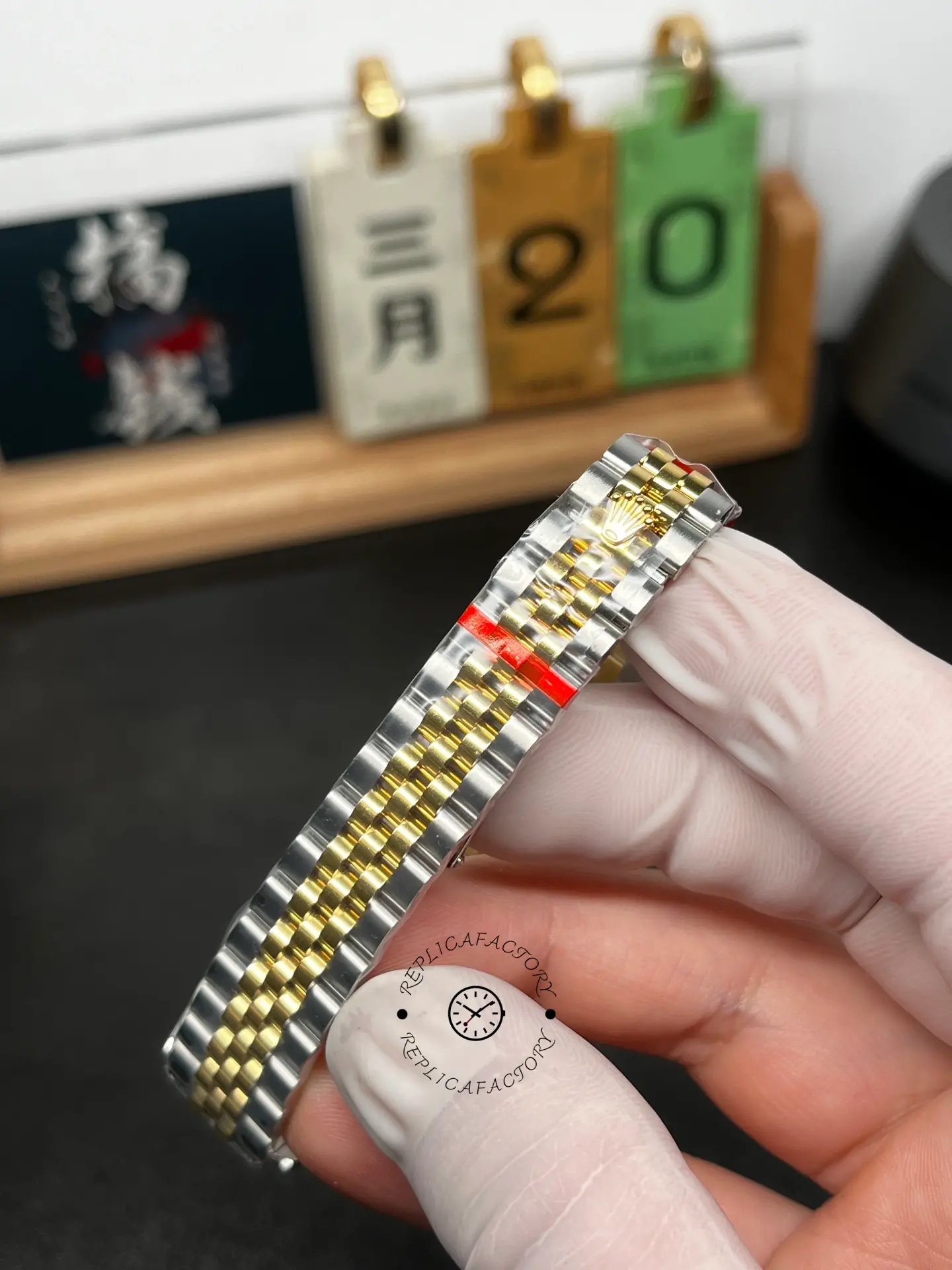 Close-up of the Rolex Lady-Datejust 279173-0021 Jubilee bracelet and clasp cover with crown logo.