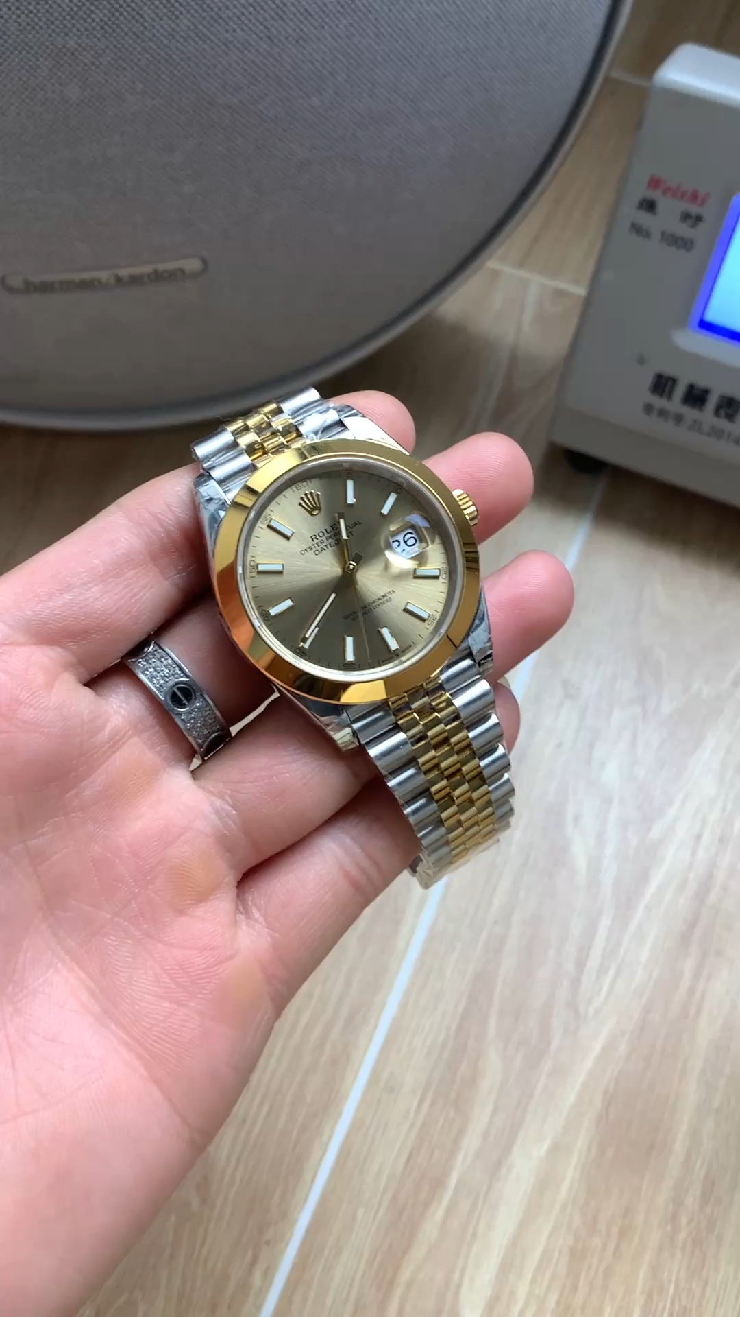 1:1 Clone Rolex Datejust 41 Smooth Bezel 126303-0010 Champagne Dial Automatic - Video