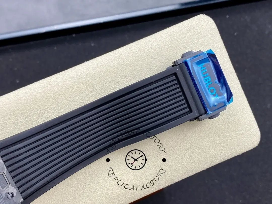 Strap end detail of Hublot 642.CI.0170.RX showing keeper and end-piece finish.