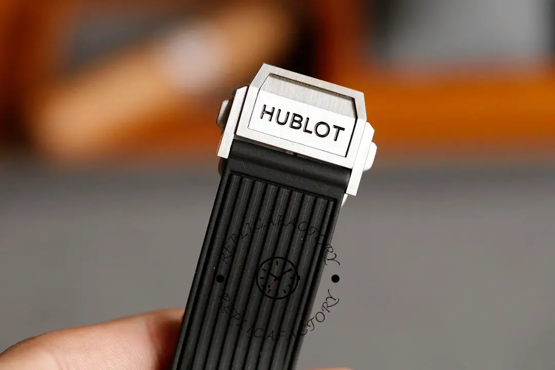 Strap close-up of Hublot Big Bang Unico 411.NM.1170.RX, “Hublot” tag on black rubber strap.
