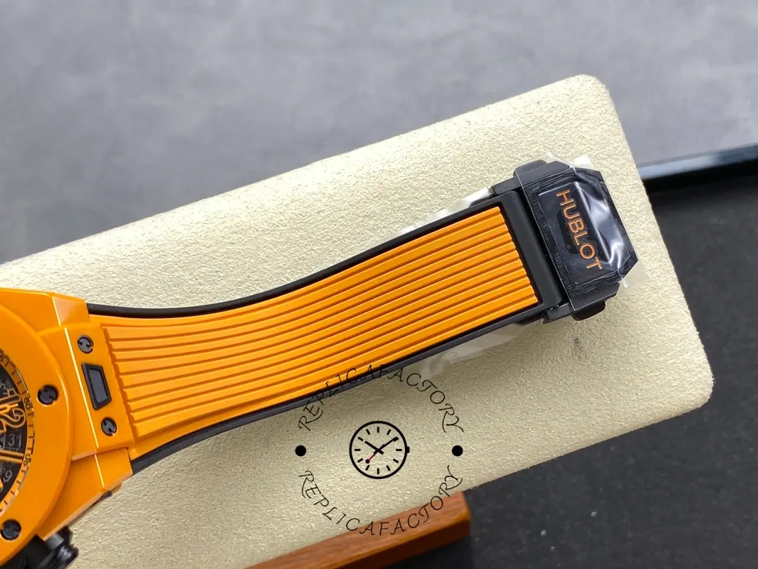 Strap and clasp close-up of Hublot 441.CU.5910.RX showing the orange ribbed rubber strap and branded deployant clasp.