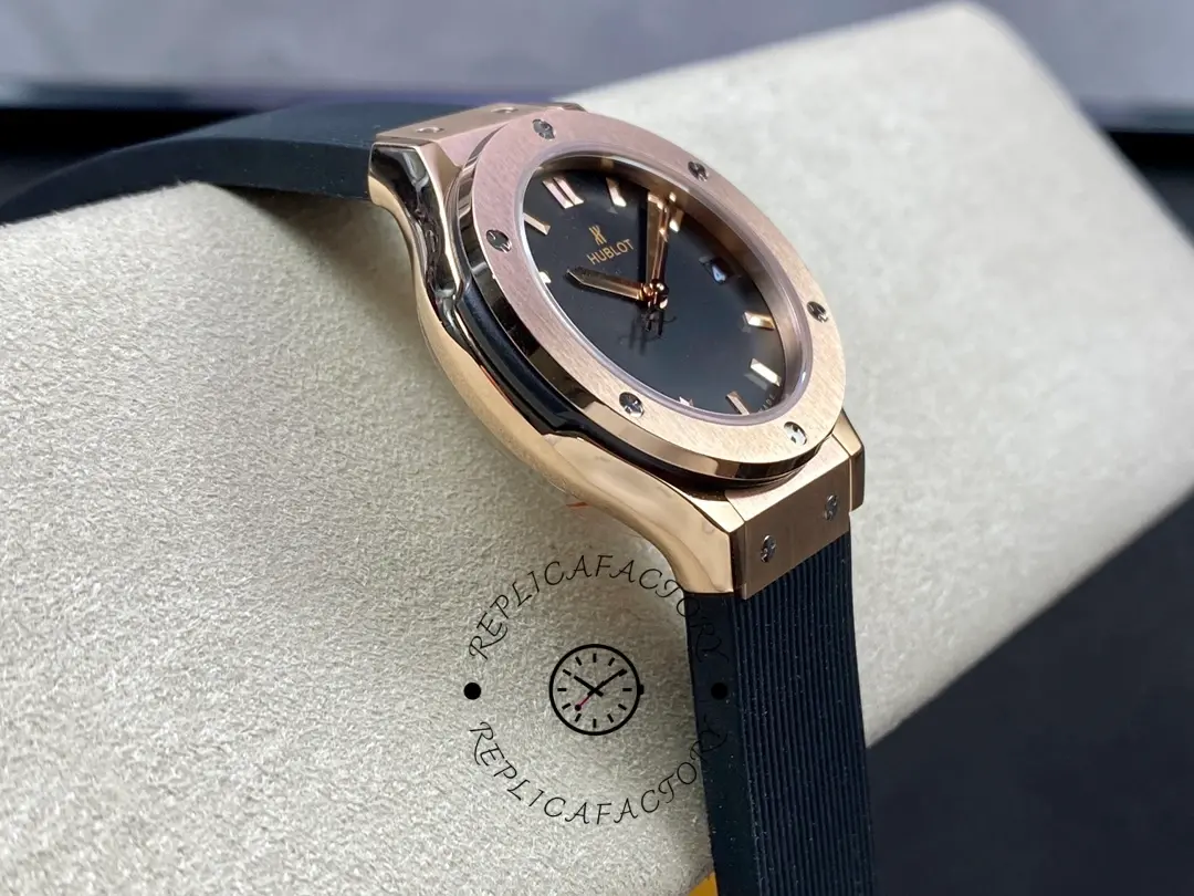 Slim side view of the Hublot Classic Fusion King Gold 542.OX.1181.RX, showing polished case edge.