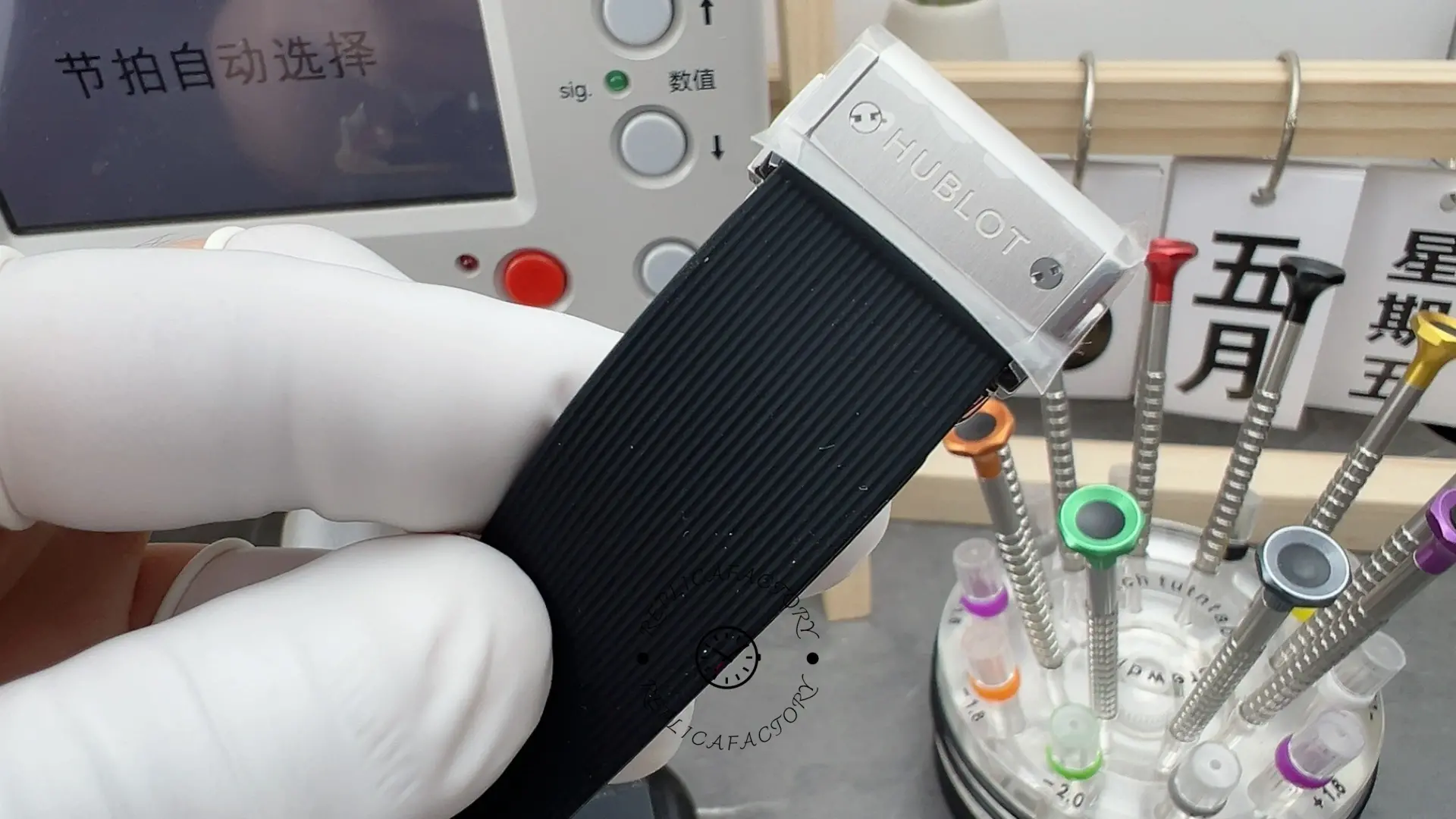 Strap detail of Hublot Classic Fusion 542.NX.1171.RX, textured black rubber and inner lining.