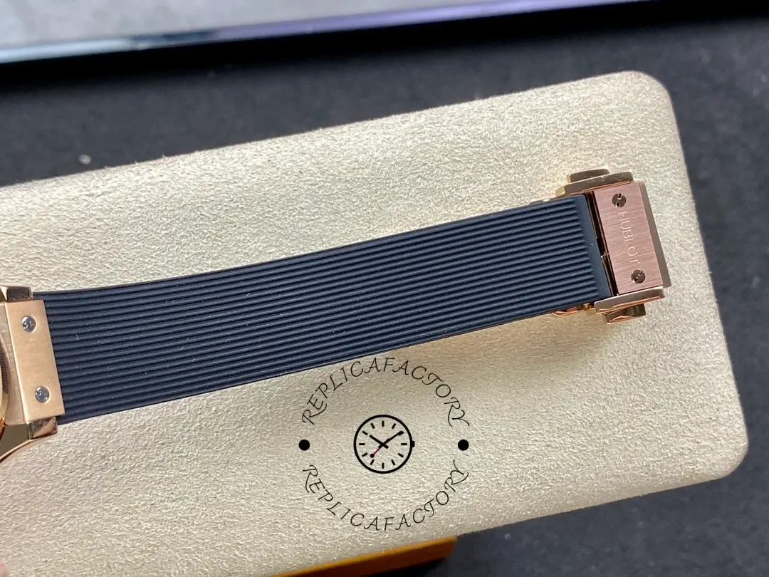 Strap end view of the Hublot Classic Fusion King Gold 542.OX.1181.RX, showing buckle side and holes.
