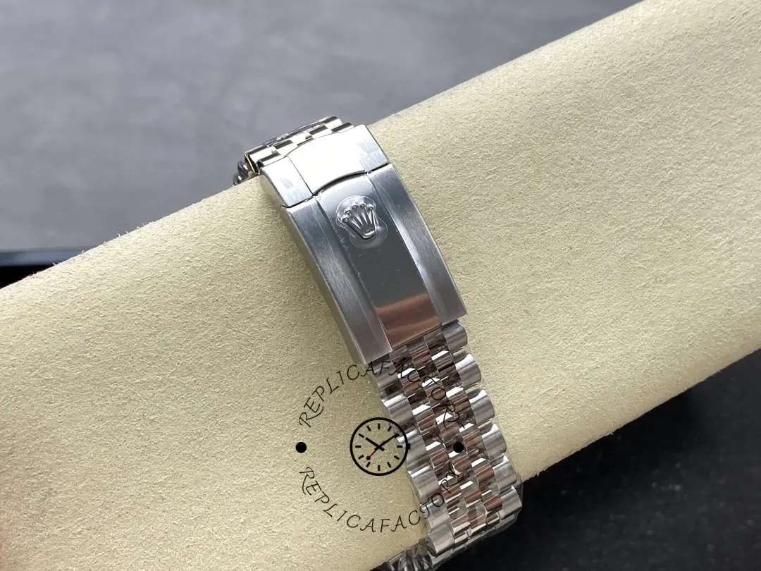 Clasp exterior view of Rolex Datejust 126334-0022 showing the Jubilee bracelet and Rolex crown clasp.