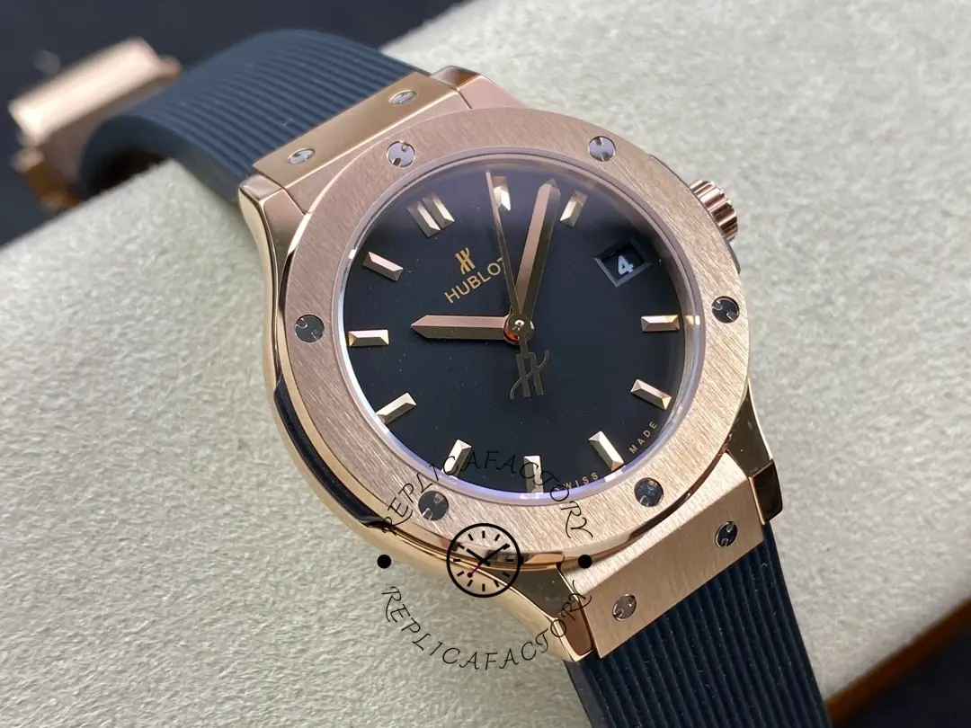 Dial close-up on cushion of the Hublot Classic Fusion King Gold 542.OX.1181.RX, showing minute track.