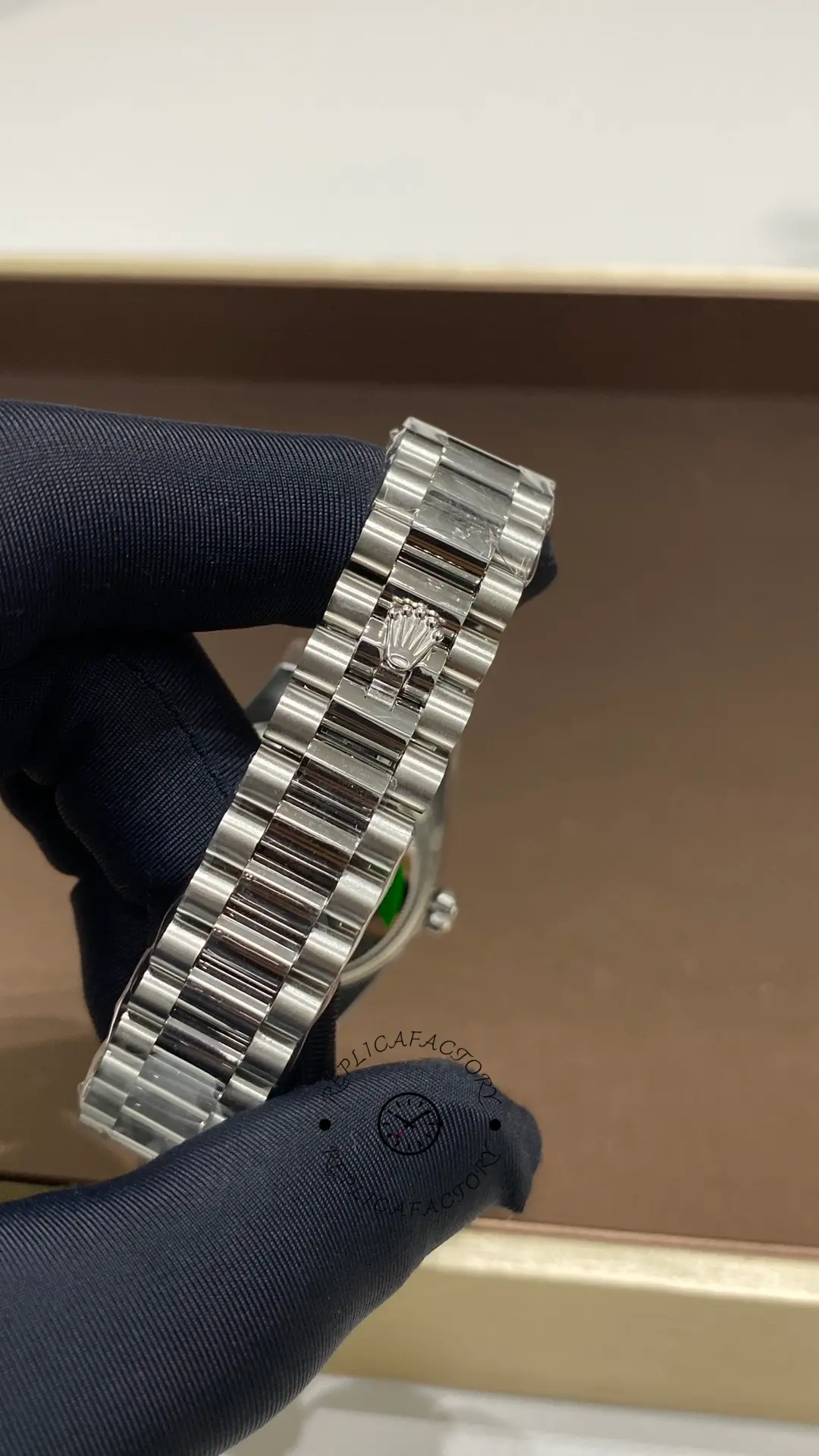 Bracelet clasp exterior of Rolex Datejust 31 278289RBR-0028 showing the crown detail on the President-style bracelet.