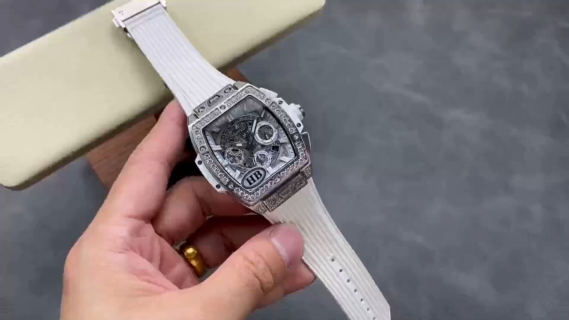 Strap in hand: Hublot Spirit of Big Bang 642.NE.2010.RW.1604 showing white strap laid out. - Video