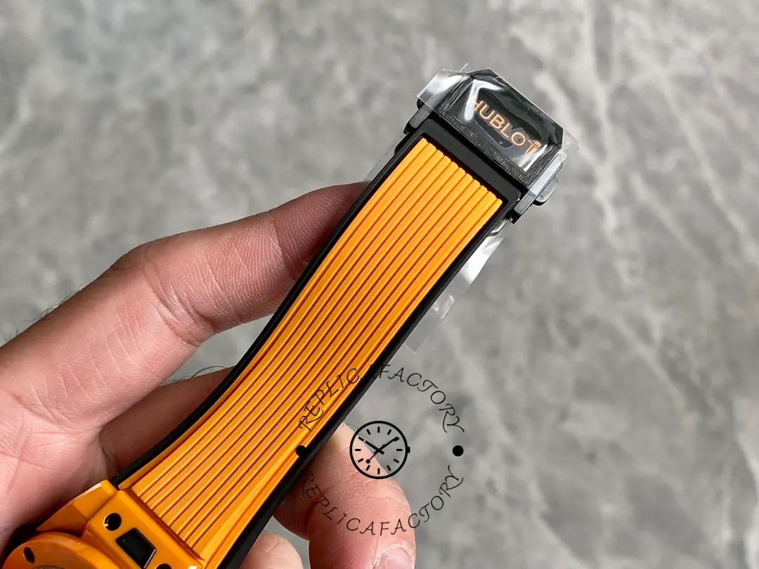 Clasp close-up of Hublot Big Bang Unico 441.CU.5910.RX, buckle hardware and strap end detail.