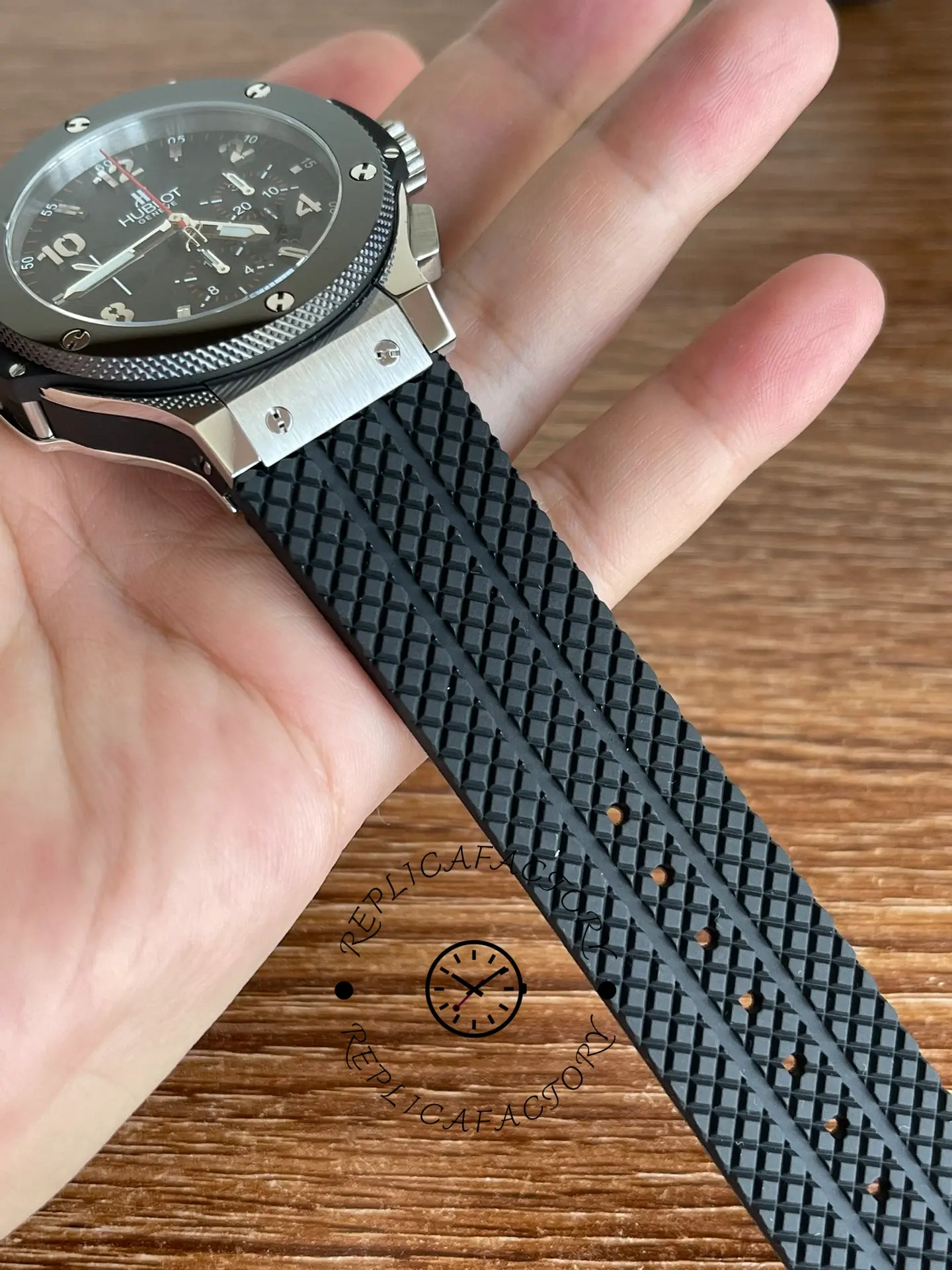 Strap tip view of Hublot Big Bang 301.SB.131.RX showing rubber texture and pointed end.