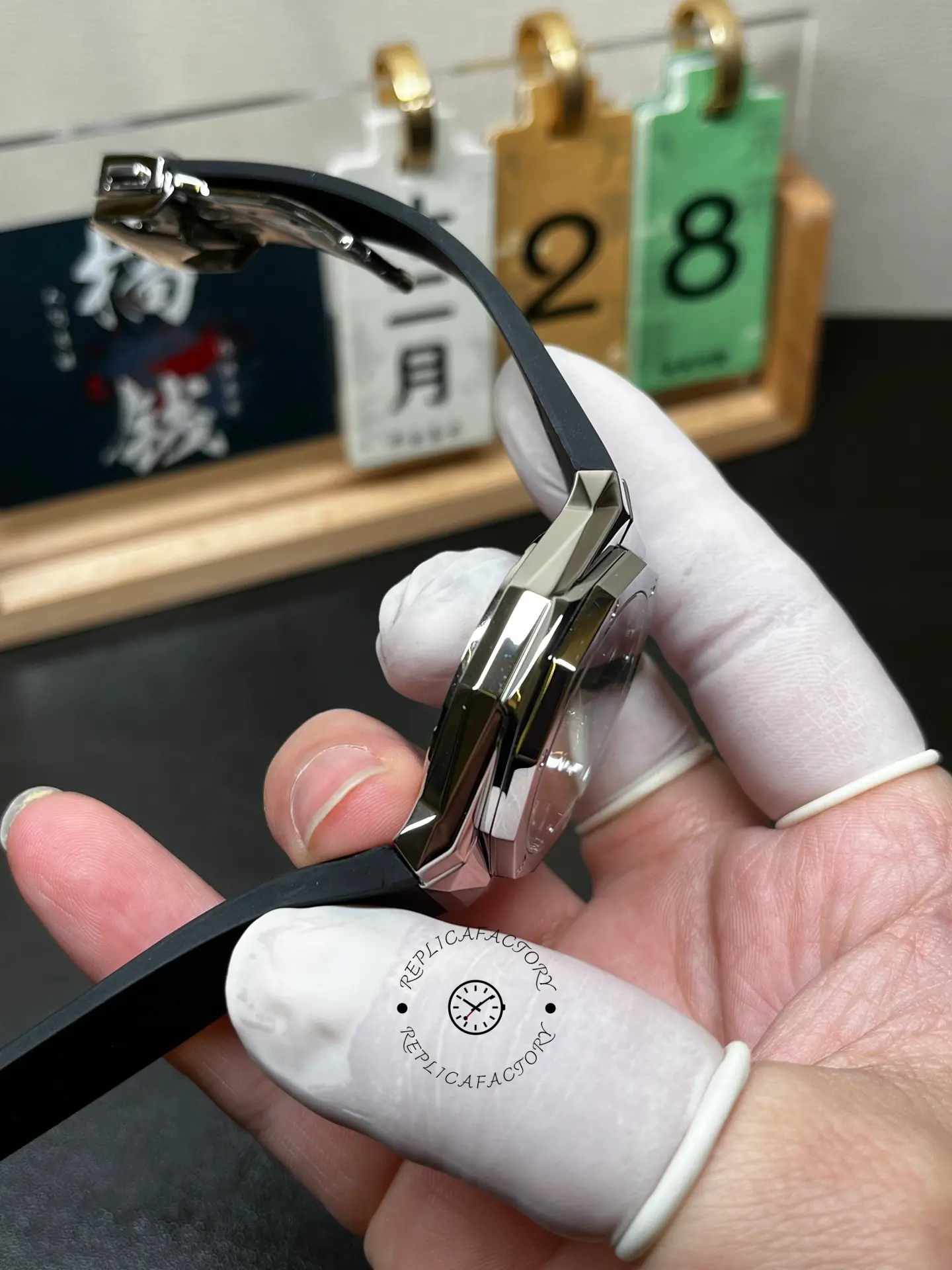 Hublot Classic Fusion Orlinski 550.NS.1800.RX.ORL19 side view, thin case and rubber strap fit.