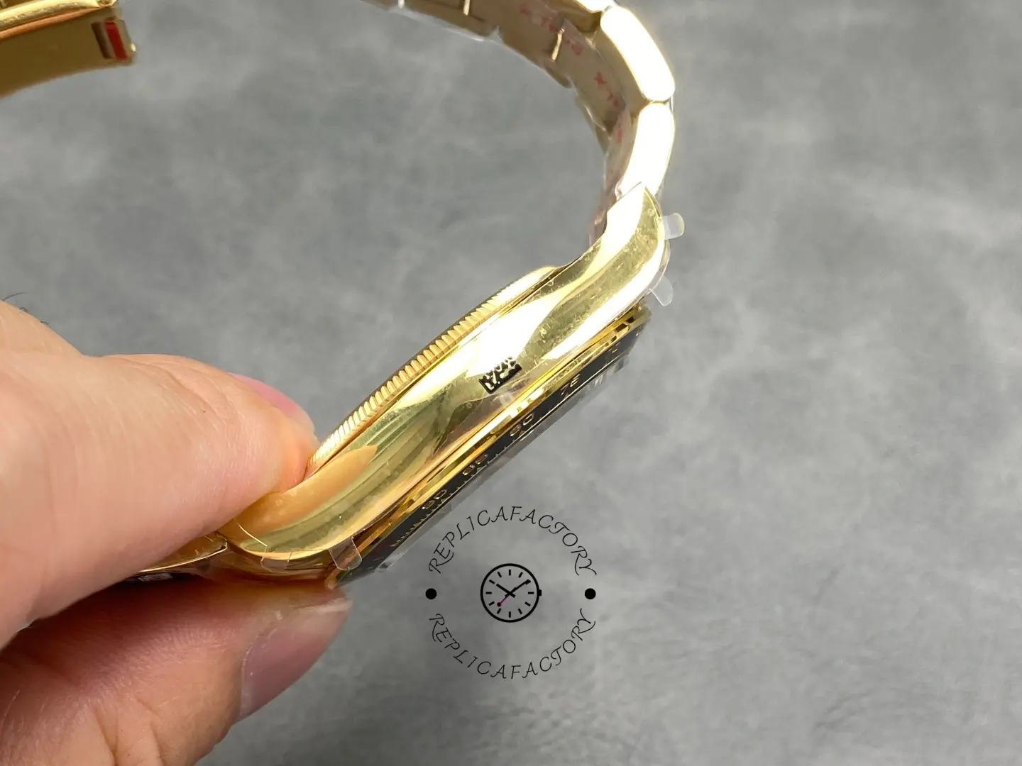Side profile of Rolex 126528LN Daytona showing case flank and bracelet connection.