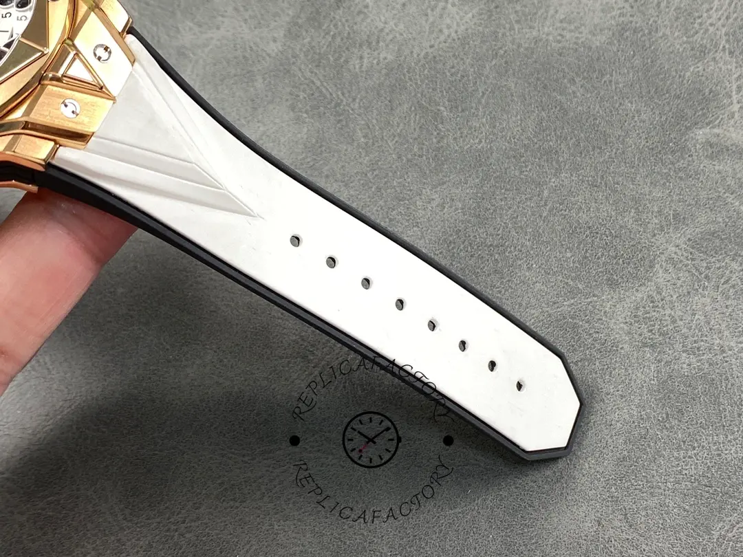 Strap tail detail of Hublot 418.OX.2001.RX.MXM20 showing white rubber texture and hole alignment.