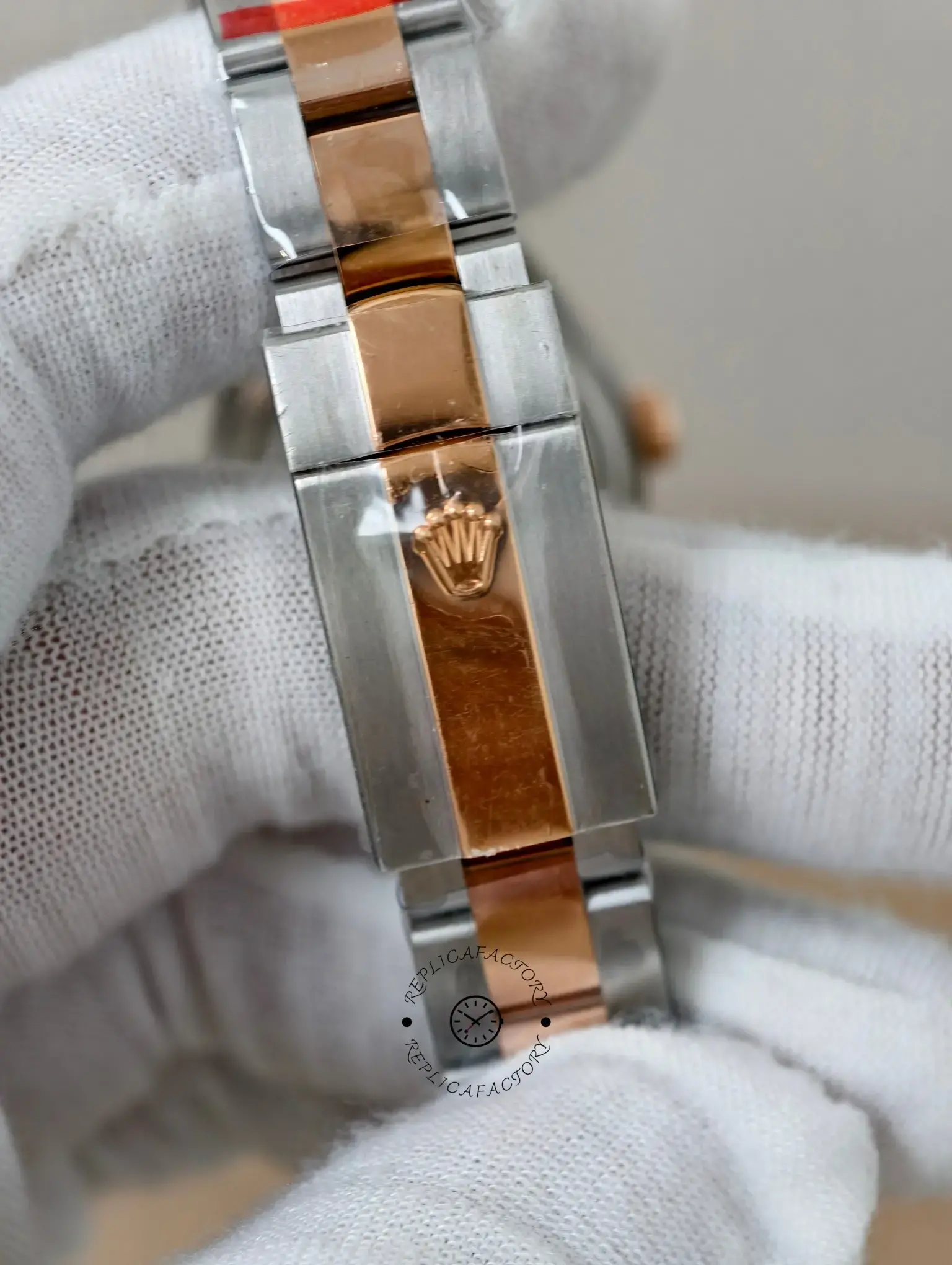 Clasp exterior close-up of Rolex Lady-Datejust 279381RBR-0028 showing crown logo on two-tone Oyster bracelet.